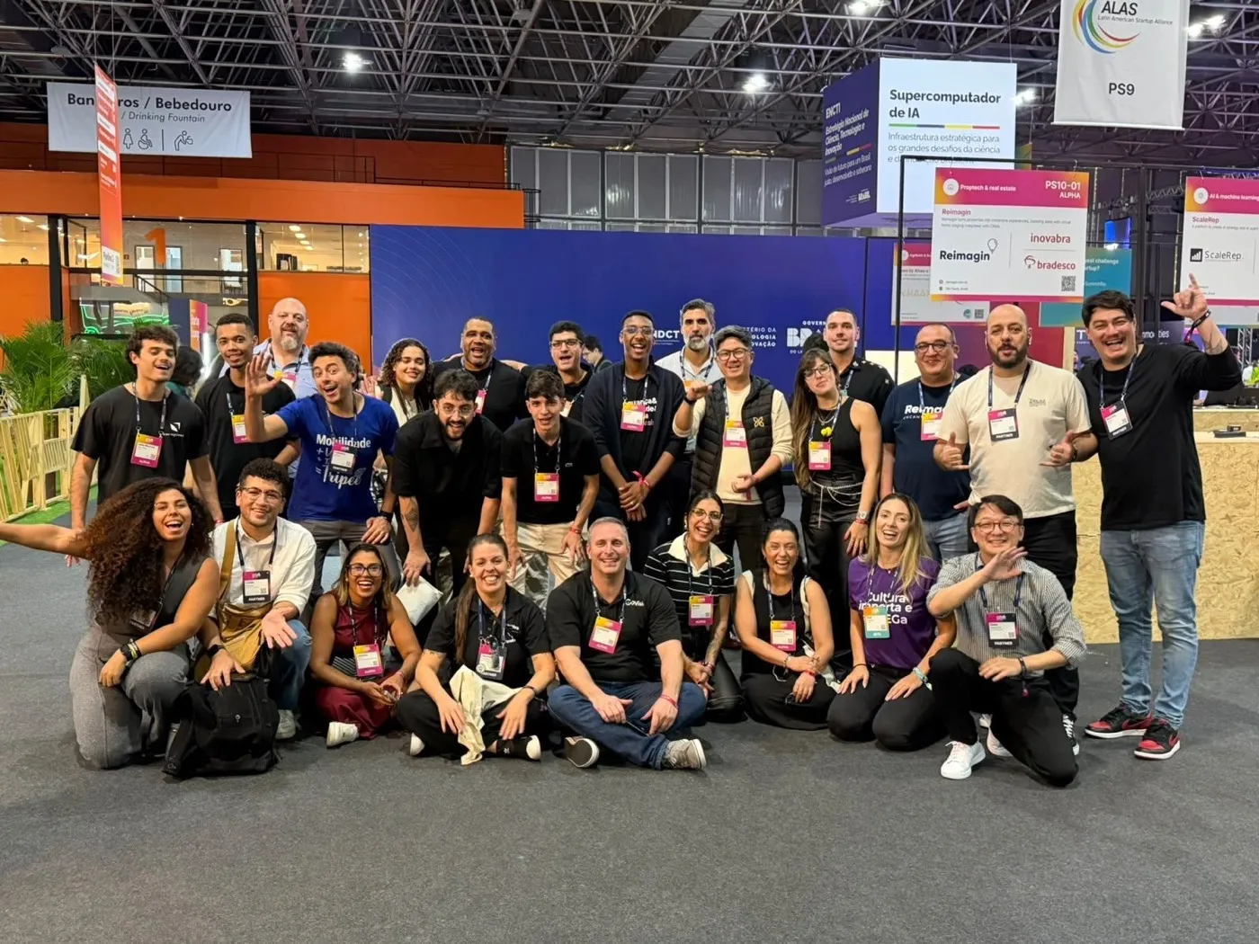 Foto em grupo com participantes de um evento de tecnologia